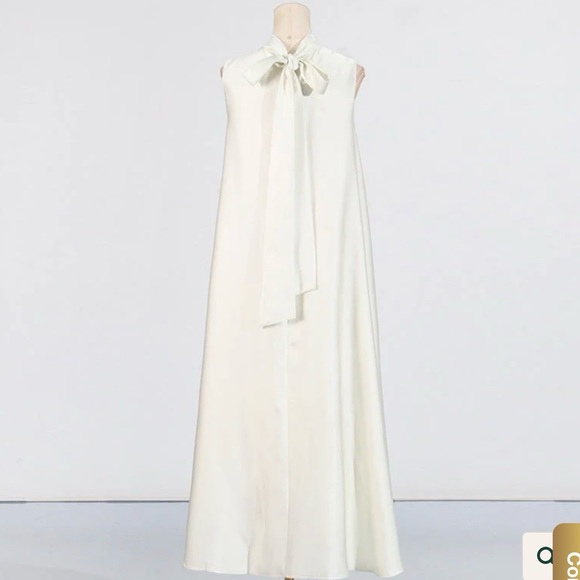 Elegant Black Sleeveless Floral Applique Maxi Dress - Picture 3 of 3